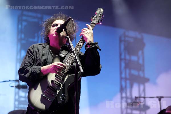 THE CURE - 2019-08-23 - SAINT CLOUD - Domaine National - Grande Scene - Robert James Smith